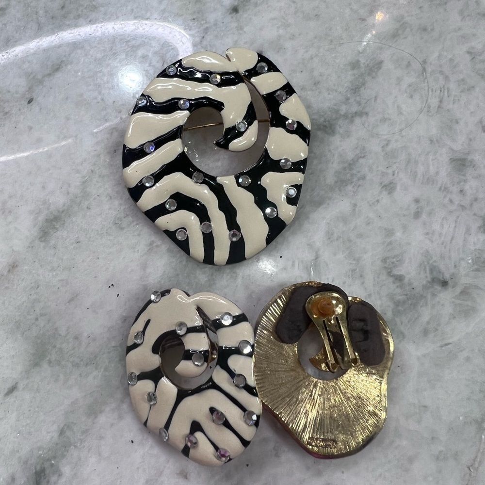 Matching vintage clip earrings and brooches in cream and black